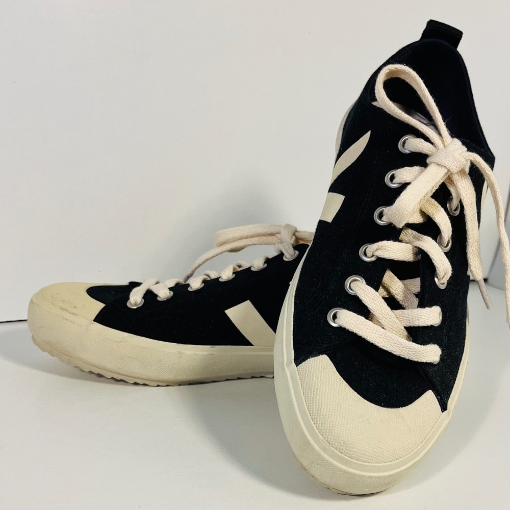 Kicky VEJA Canvas WATTA  Sneakers, Worn Once Cream and Black, 7 US and 38 EUR